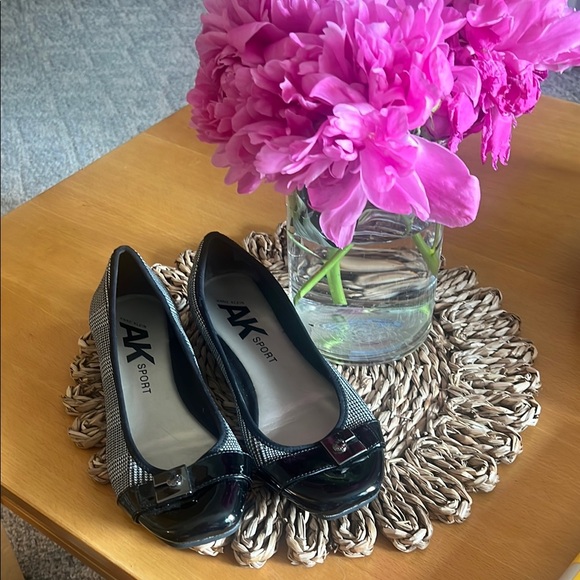 Black and White Women's Flats - Picture 1 of 8